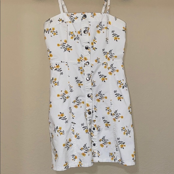 Forever 21 Dresses & Skirts - Button up White Floral Sundress With Pockets